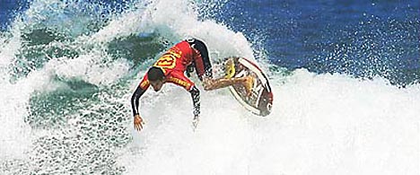 Le Brésilien Adriano de Souza, 16 ans, est le surfeur de plus jeune a jamais gagné le titre du Champion du Monde Junior de l'ASP.