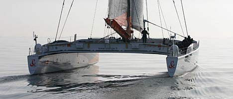 Le catamaran quitte La Trinité pour rejoindre la Teignouse puis Lorient, son port d'attache avant le grand départ